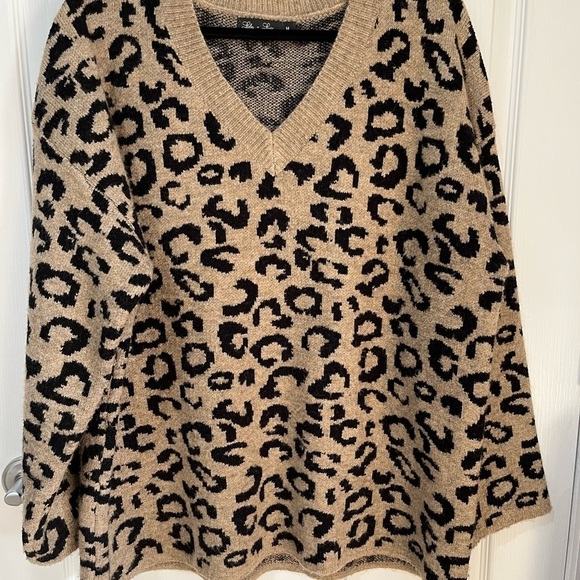 Lyla & Luke leopard print oversize v neck long sleeve sweater size medium - Picture 3 of 11